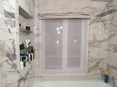 Римские шторы для окна в ванной - нестандартное решение